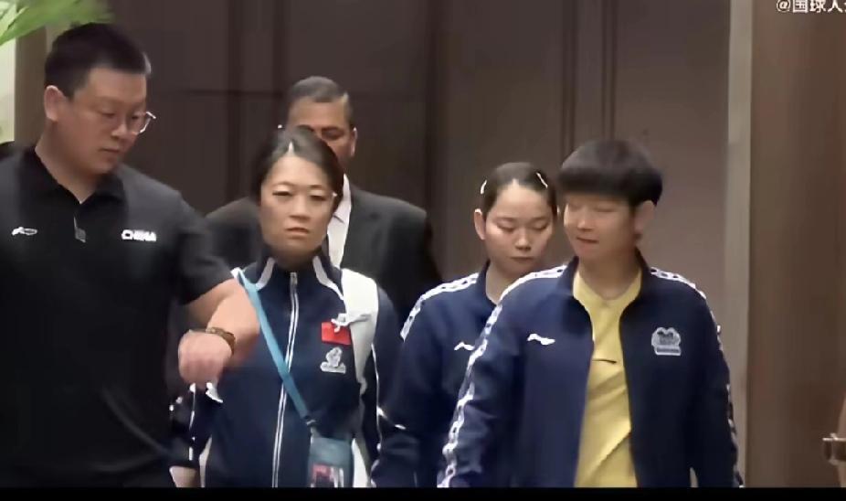 澳门训练路透！莎莎佳佳贴贴太好磕了刚到澳门就练上球了，莎莎这一行人氛围感直