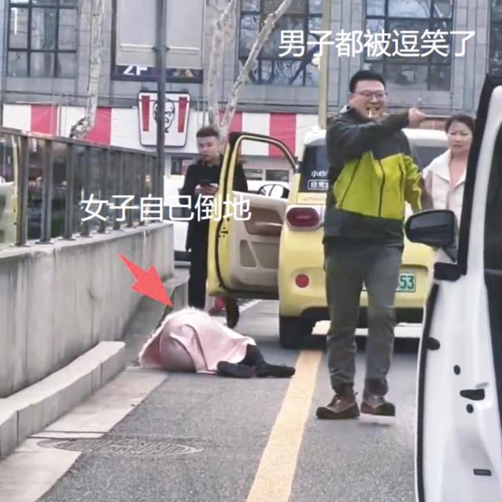 江苏剐蹭引掌掴！有理变被动，冲动真的太亏了江苏扬州，女骑电动车加塞剐蹭SU