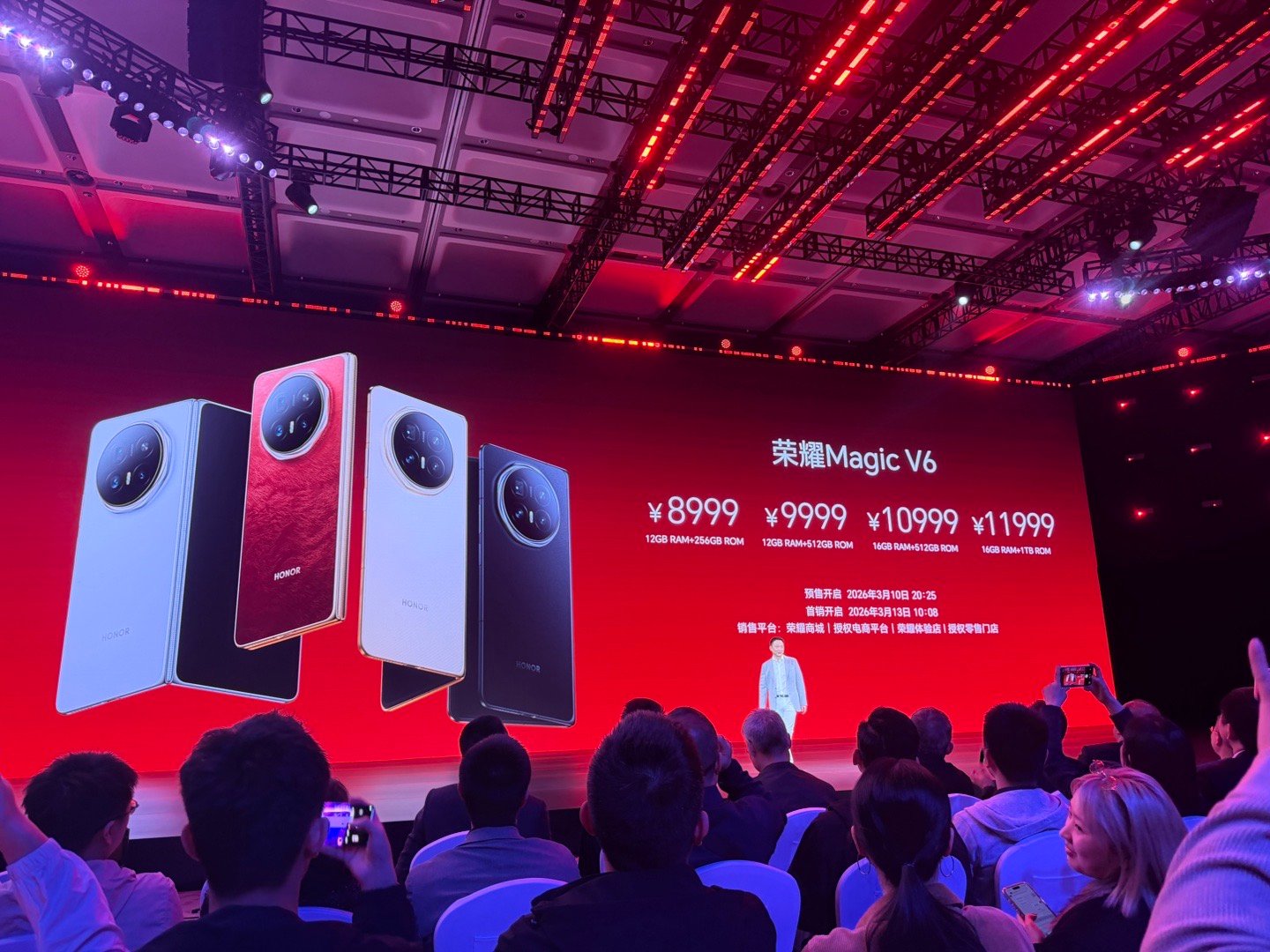 荣耀MagicV6正式发布，8999元起！折叠厚度8.75mm、展开4mm，重