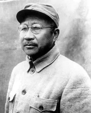 1942年，新四军副军长张云逸伪装成老农，打算去军部开会，谁知路上却被汉奸拦下，