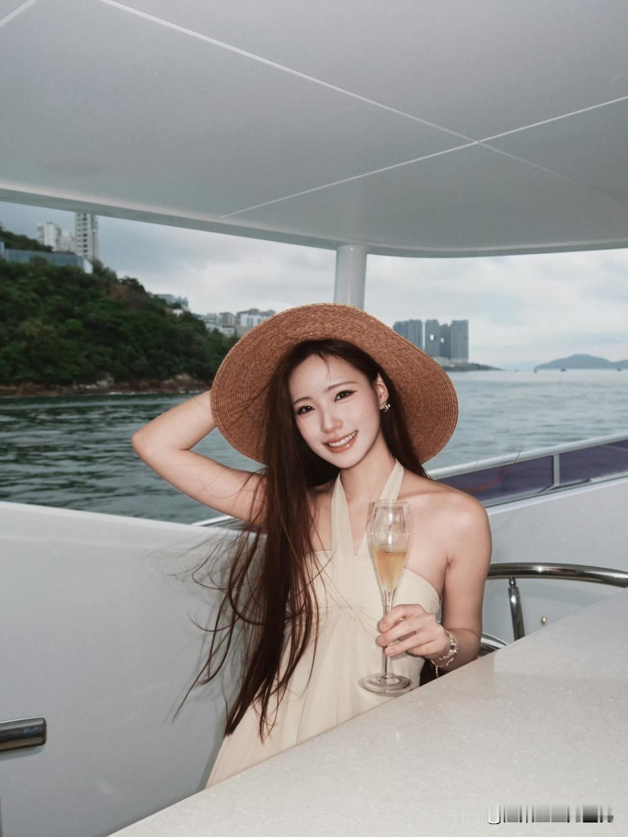 小S女儿Lily出海度假随拍释出，时尚感强到出圈，18岁氛围感就碾压好多内