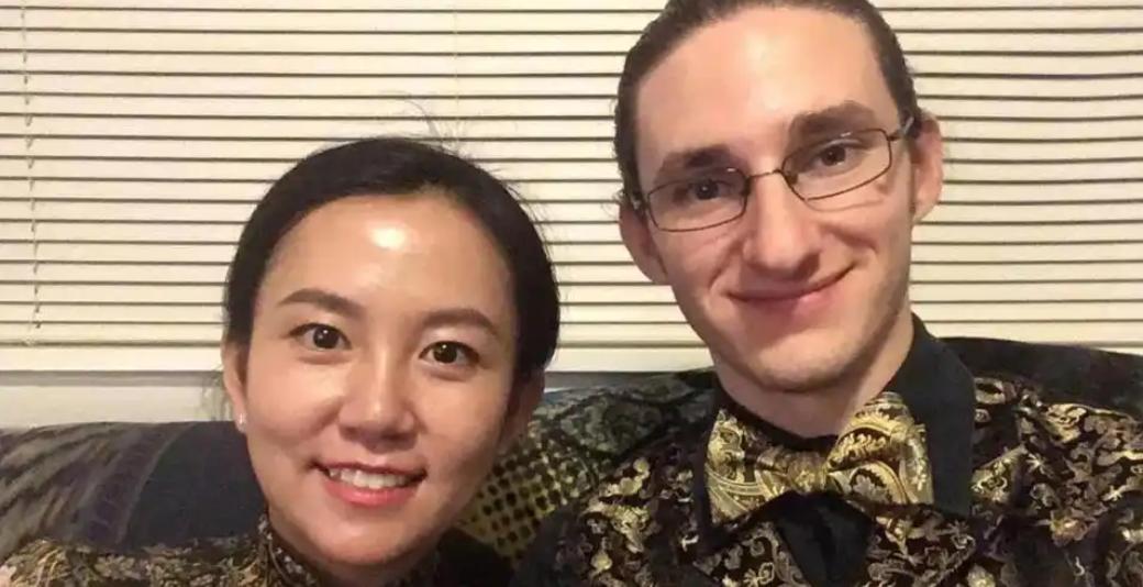 “你应该滚回中国去”！“别用亚洲人的脏习惯喂我的孩子”！2019年这是美国男人对