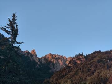 夕阳下的莲花山景色