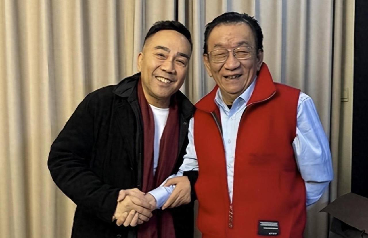 杨议说二哥侯耀华早就不和他联系了，候耀华把他拉黑了。粉丝们说，你这鳎目鱼白吃了，