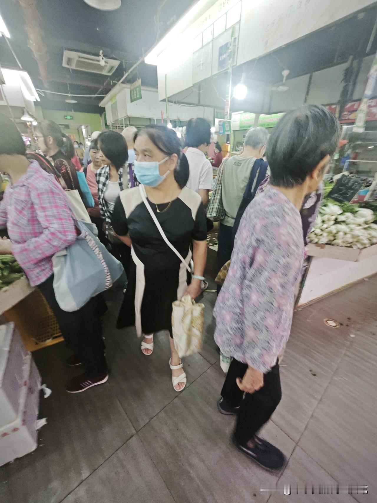 佛山这个菜市场，大爷大妈挤破头！年轻人根本抢不过！佛山藏着个“老年版抢菜战