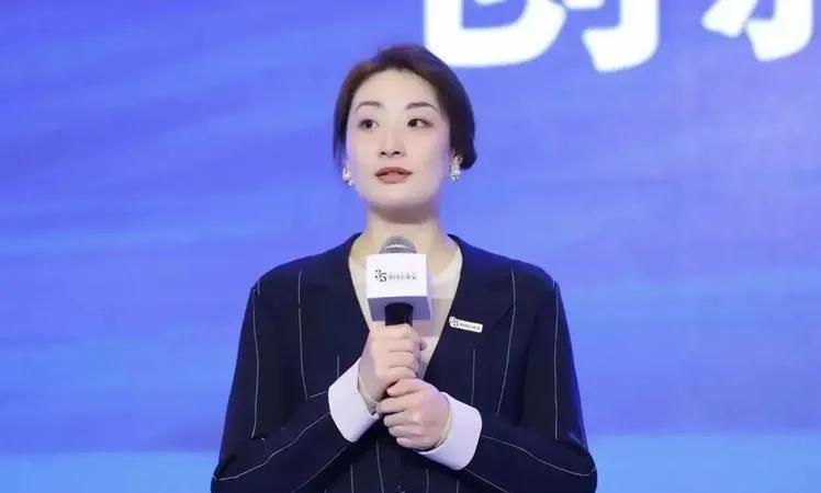 宗馥莉估计现在后槽牙都咬碎了，她怎么也想不到，明明是“独生女”的她，争遗产这