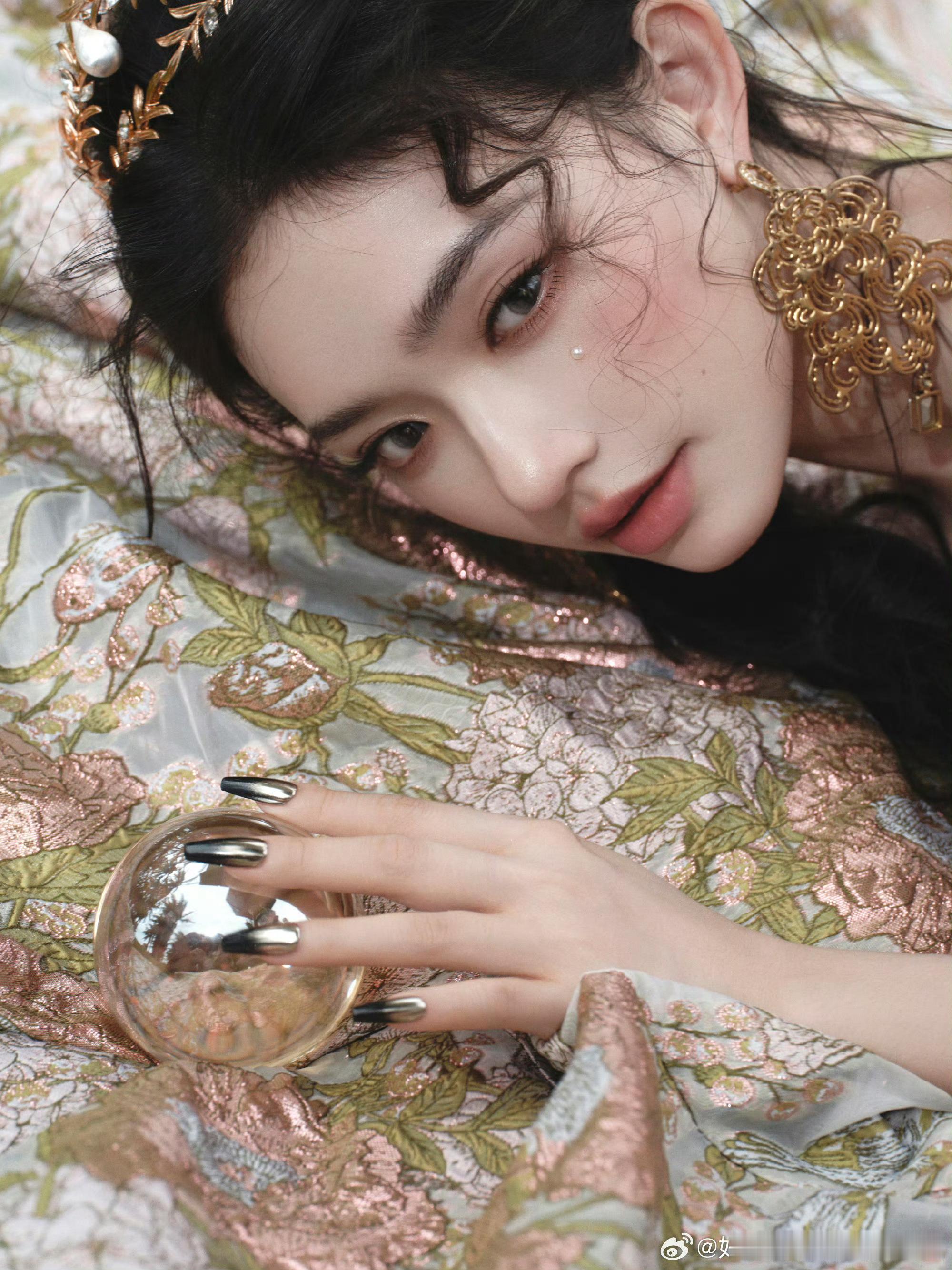 林允公主皇冠林允ELLE造型太吸睛！公主裙搭配皇冠尽显复古贵气，古堡女王既视感