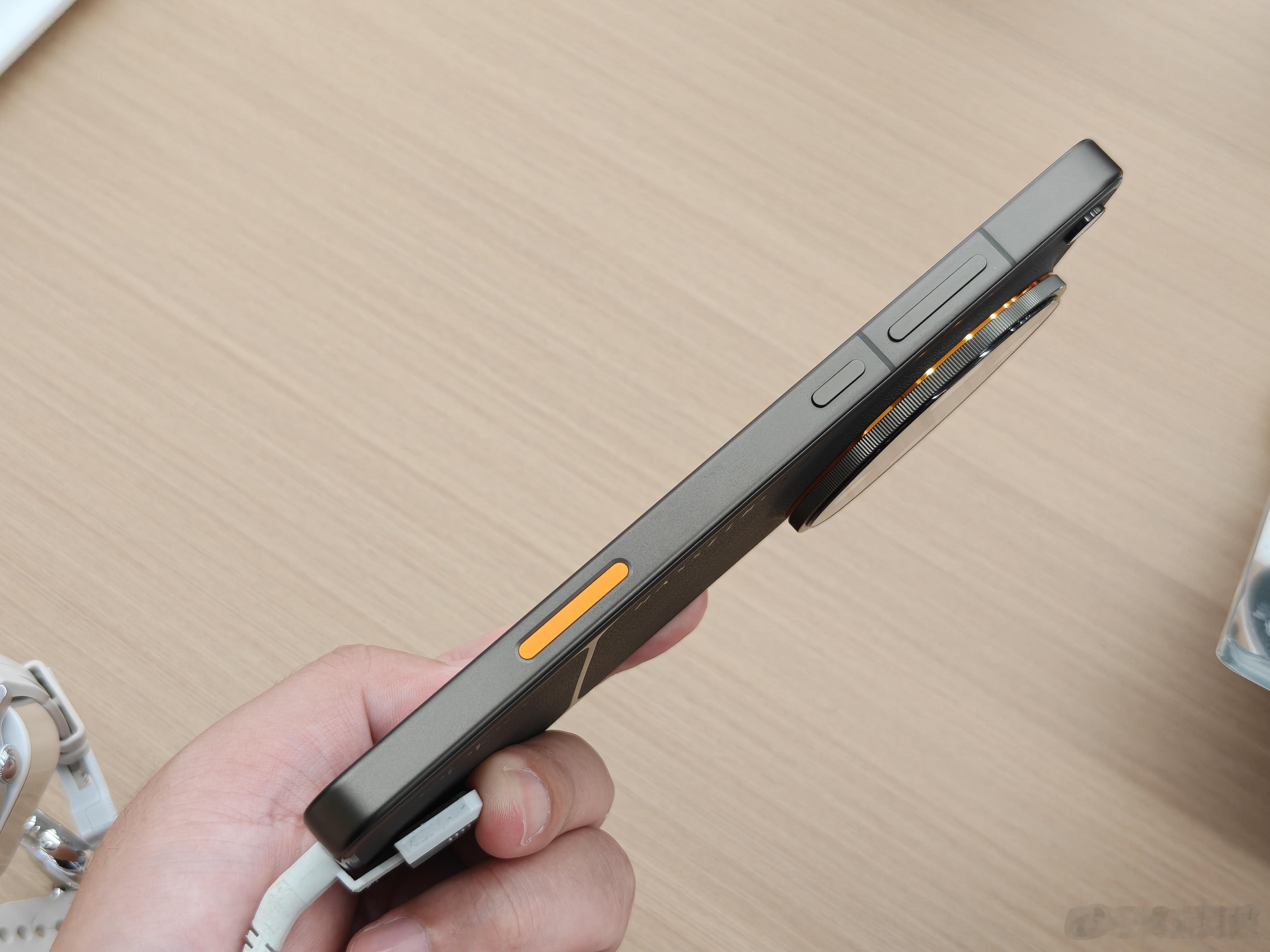 刚到商场吃饭，看到OPPO门店就去看了下FindX9Ultra，大地苔原质