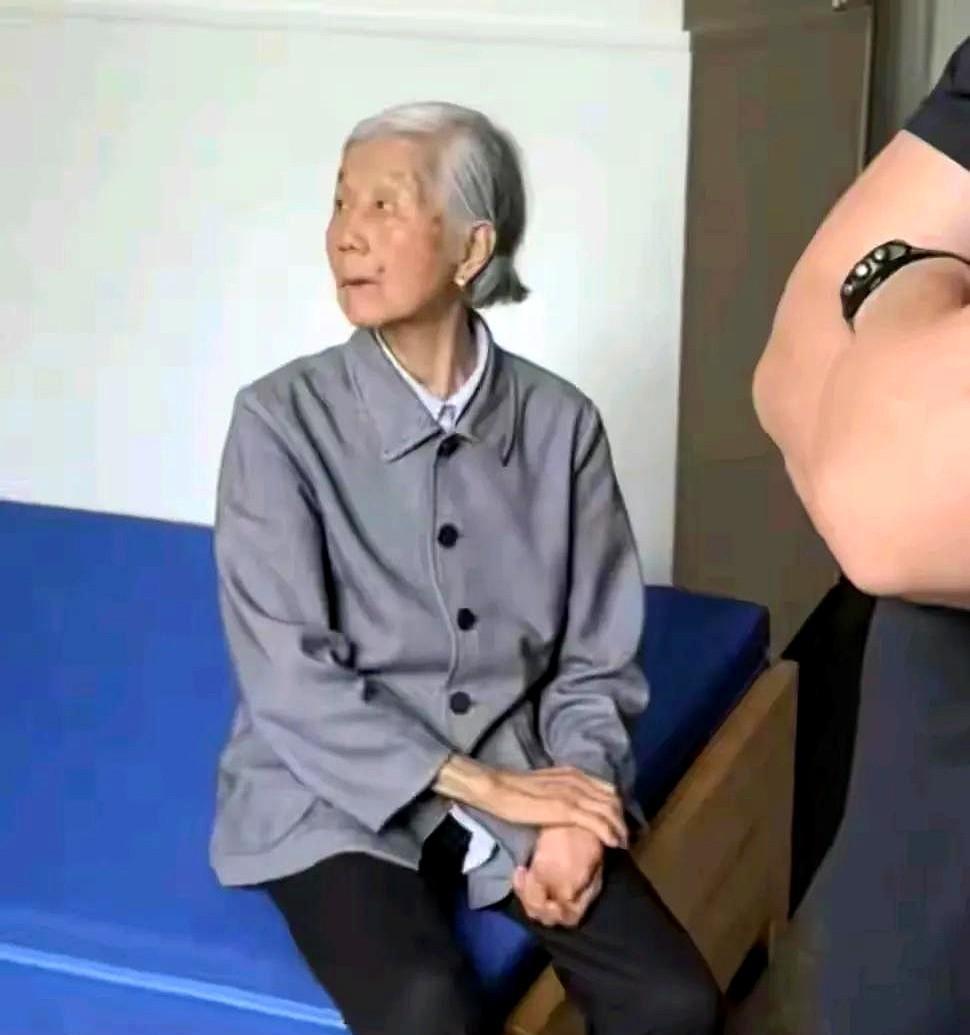 这几天全网都在讨论这位91岁干净的老奶奶被送养老院，到底养儿女有什么用呢？要说