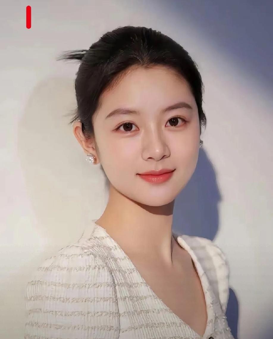我猜这两个美女，当看面相，若要选择做伴侣的话，90%的人都会选第一个！第一个