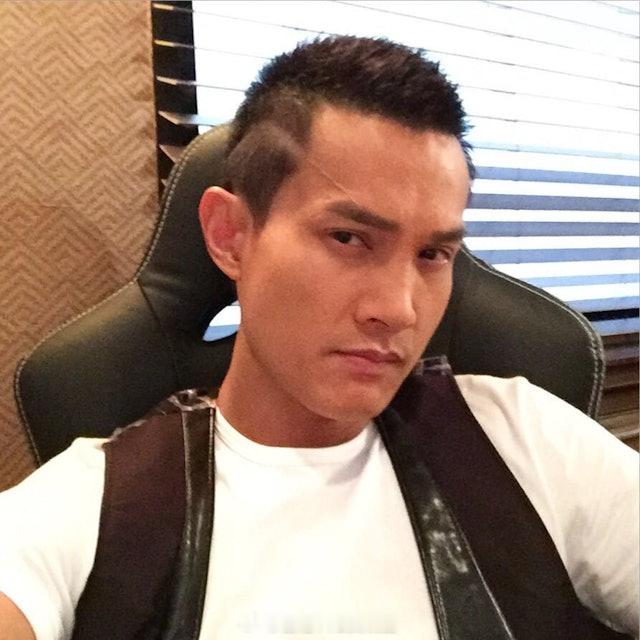现年50岁的何俊轩曾效力无线（TVB）长达17年，演出过多套剧集，当中多饰演恶人