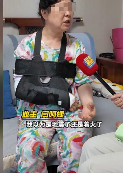 陕西西安，大妈听到门口喇叭响起“紧急撤离”，她以为着火了或者是地震了，就赶紧往楼