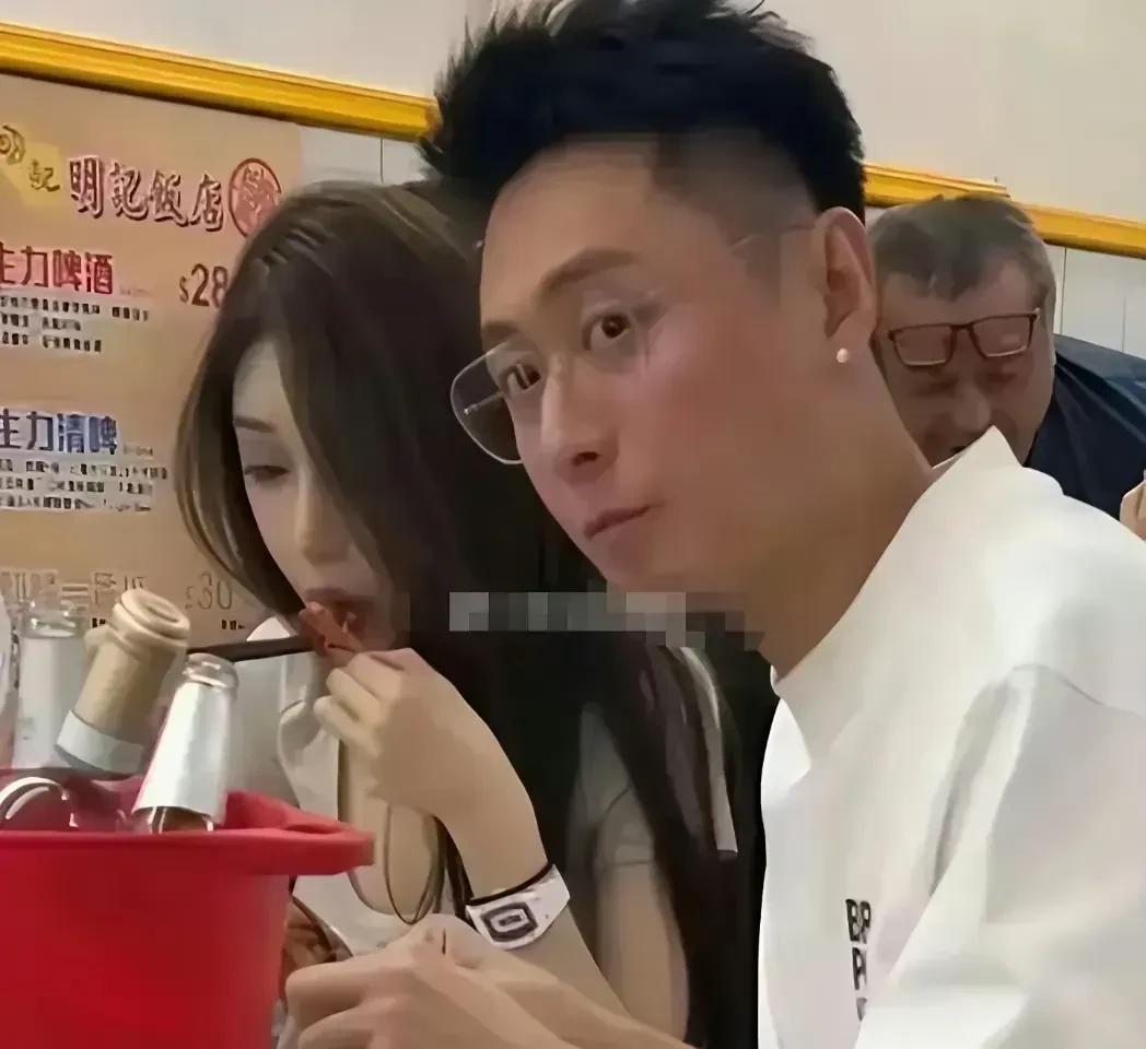 买超又有了新欢，一张网红胶皮脸，不知道的还以为是仿真机器美女人呢！跟张嘉倪差远