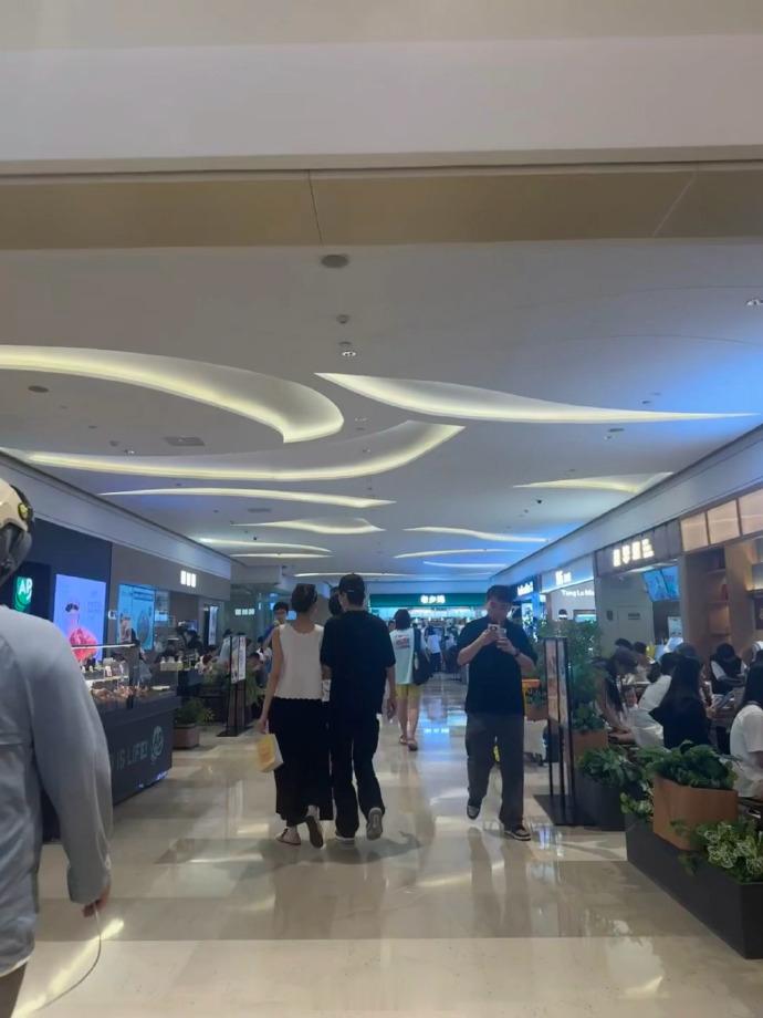 许嵩冯禧手拉手逛街有网友在合肥偶遇许嵩和冯禧在一起挽手逛街！​​​