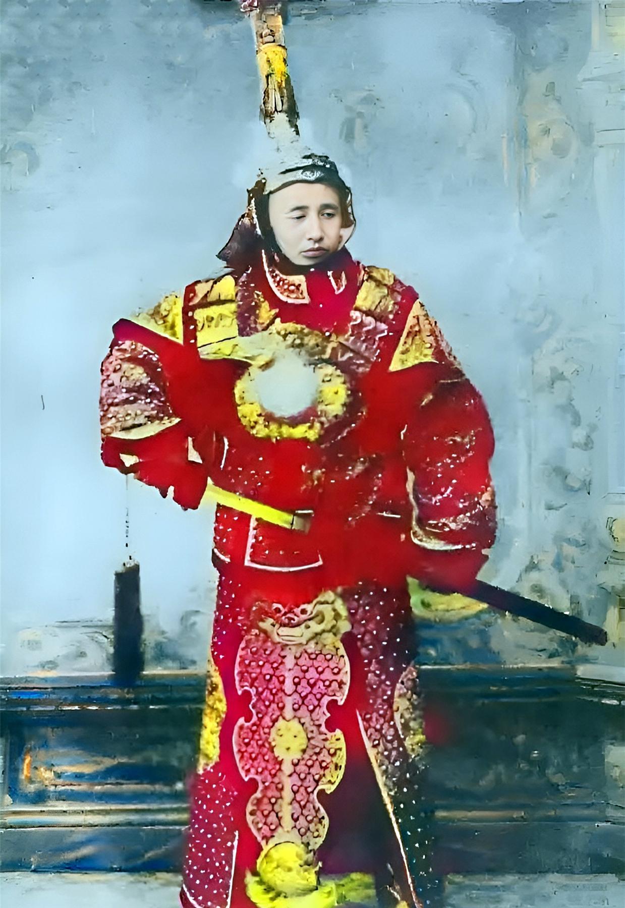 这位身穿甲胄，手持宝剑的将军正是明朝大将袁崇焕的七世孙袁寿山。他的父亲袁富明阿也