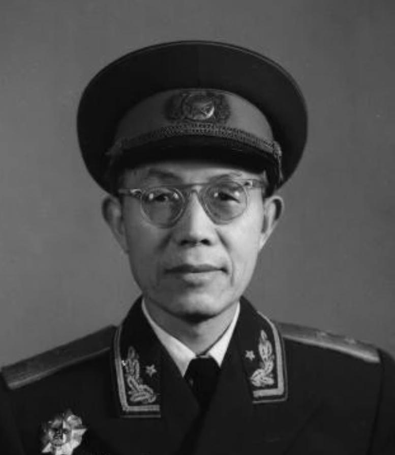 1937年，一红军干部流浪大西北，靠给地主写对联谋生。地主看完字迹后，压低声音：