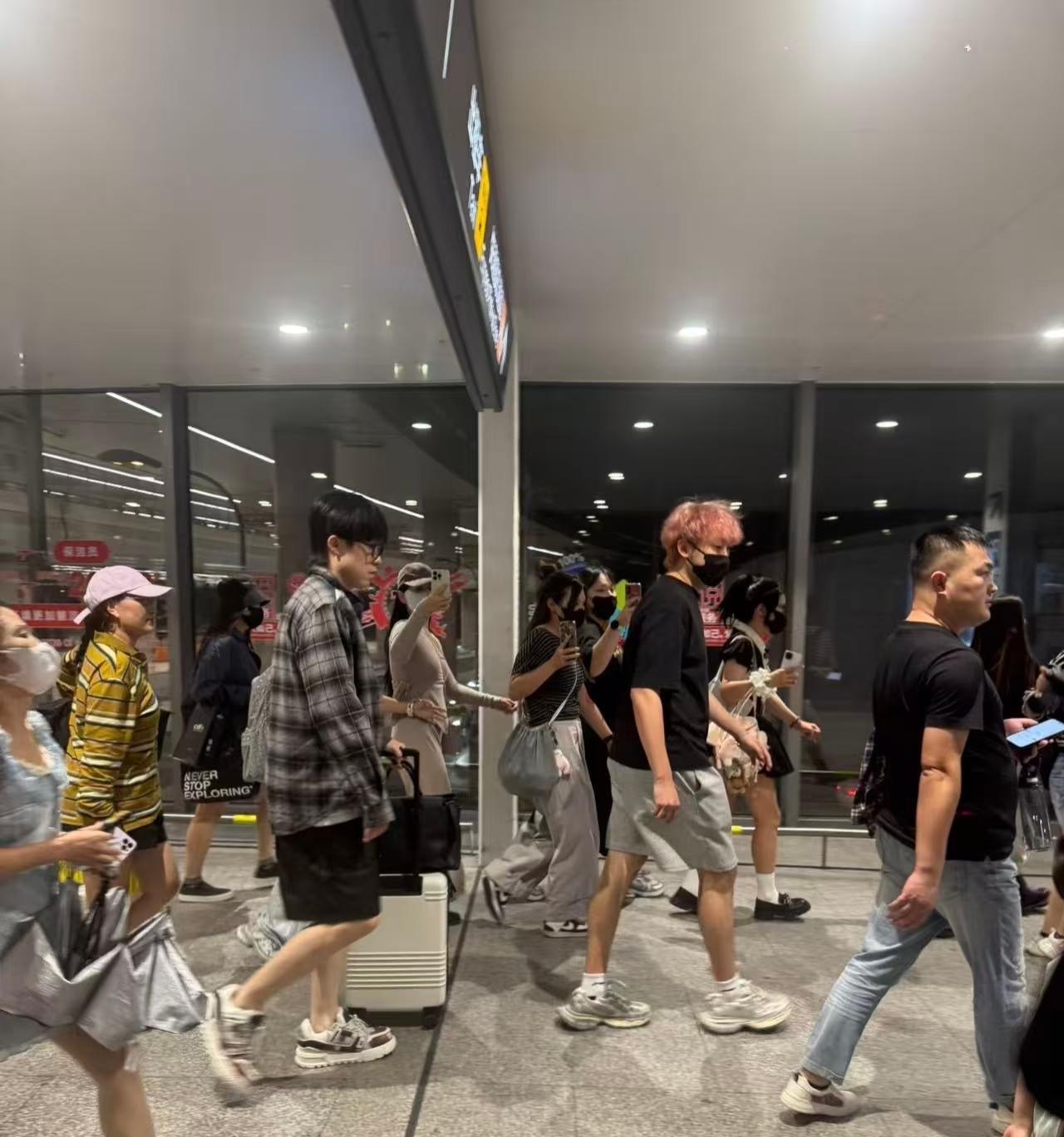 王楚钦平安落地北京，王cc来接他老板了！王cc走在前面，头哥自