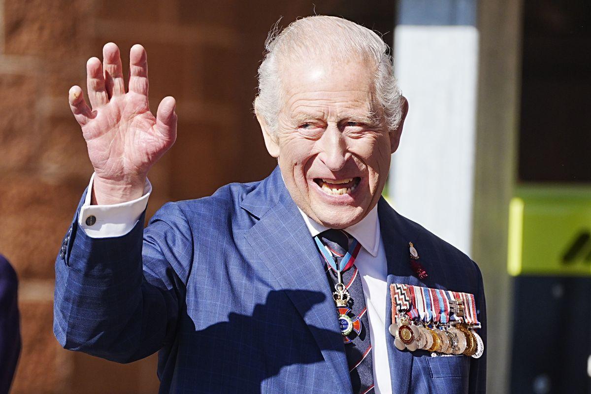 国王已经加冕是2025年最勤奋的皇家成员，尽管他每周都在接受癌症治疗，但今年的活