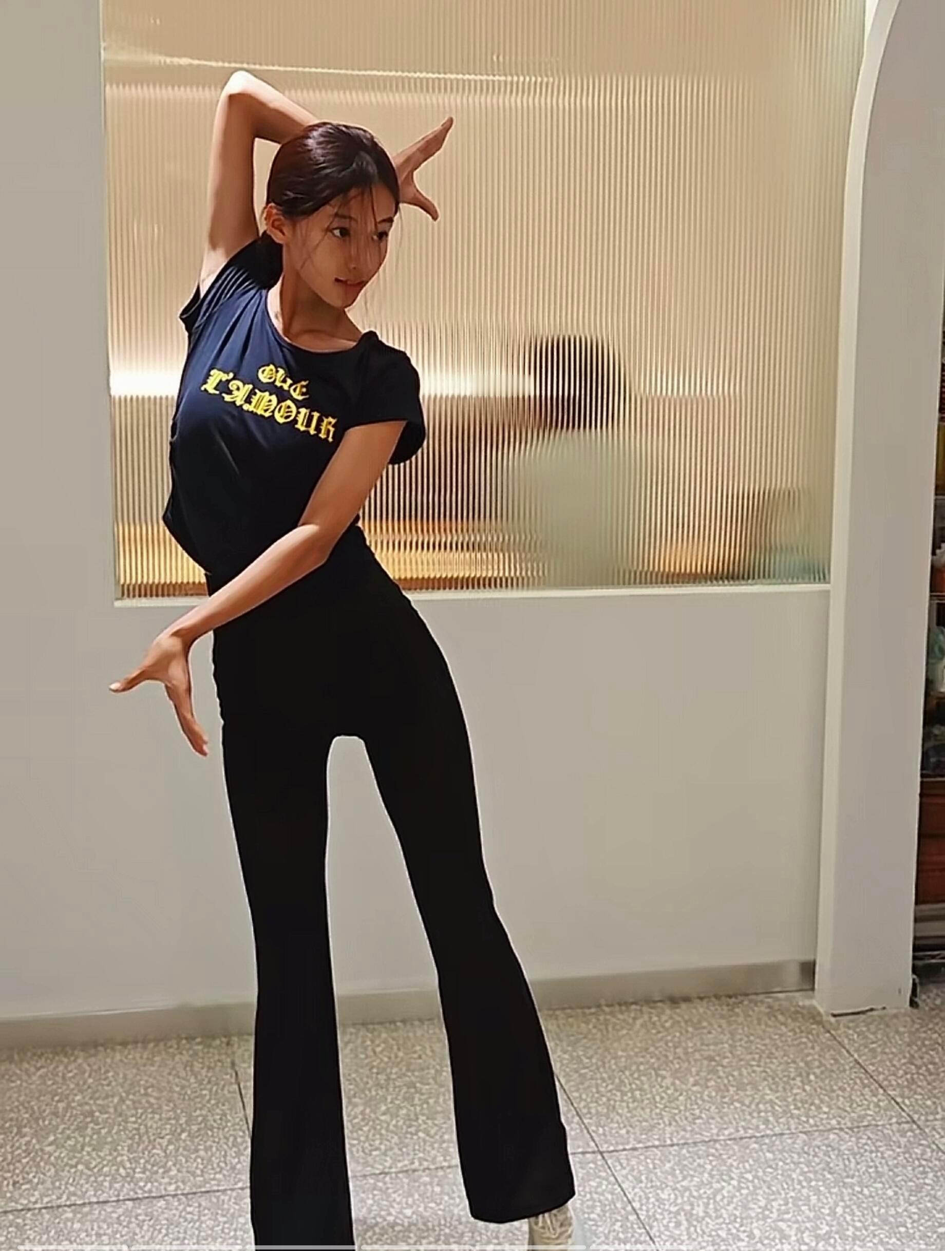 她这种素素的没有打扮的照片是最好看的比现在的营业照好看好多这样的头骨真的是万