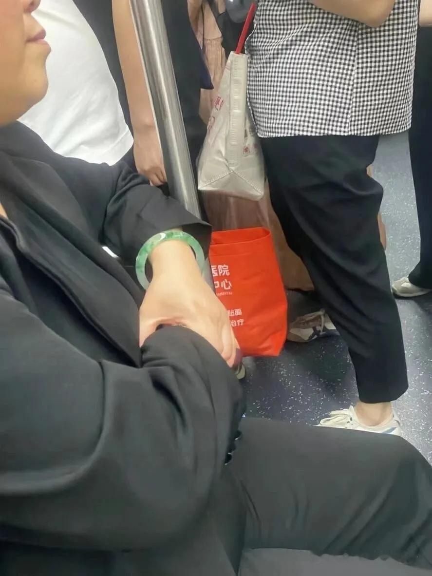 地铁惊鸿一瞥，我差点原地石化好家伙！这届乘客是懂“低调炫富”的。这对面神秘富