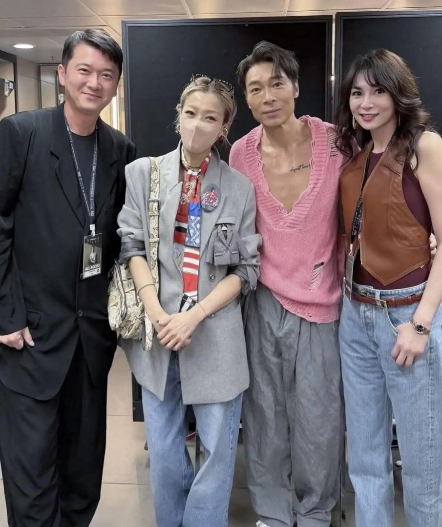 胡杏儿素颜现身许志安演唱会，脸黑褶多穿宽松西装显邋遢，丈夫李乘德状态却格外出挑