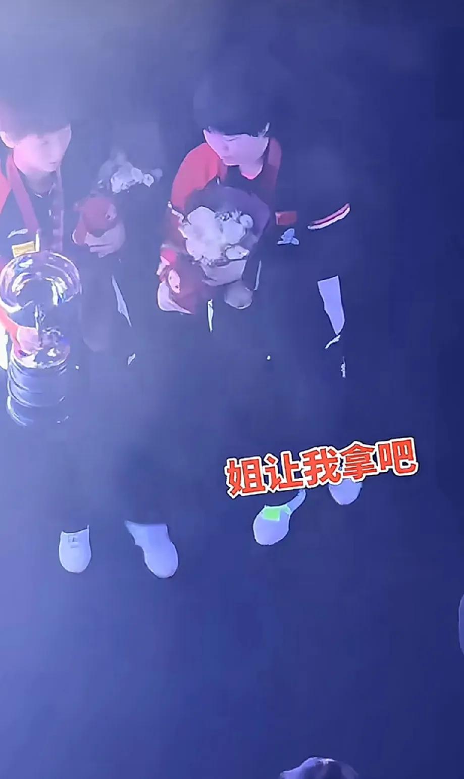 双曼组合太有爱啦多哈世乒赛女子双打，咱的双曼组合王曼昱和蒯曼夺冠啦！领奖下