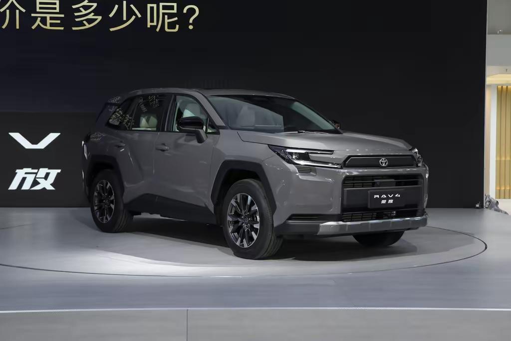 大家好！我是阿黑，一个普通车迷。昨晚蹲了新一代RAV4荣放的发布会，心情有点复杂