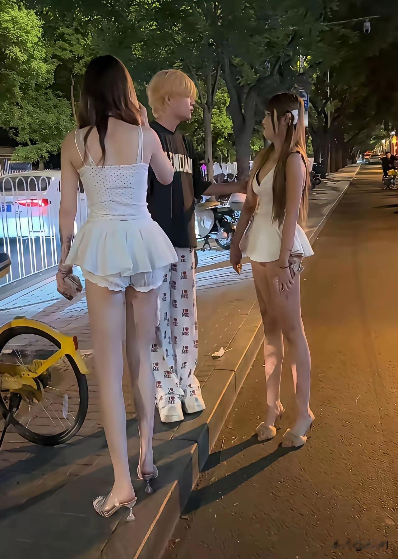 凌晨1点钟的北京街头，总感觉这一幕怪怪的
