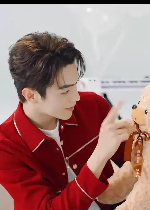 许凯代言熙美诚品广告，他和红色适配度也很高哦！整个人也是仙灵灵，新鲜的帅气，许凯