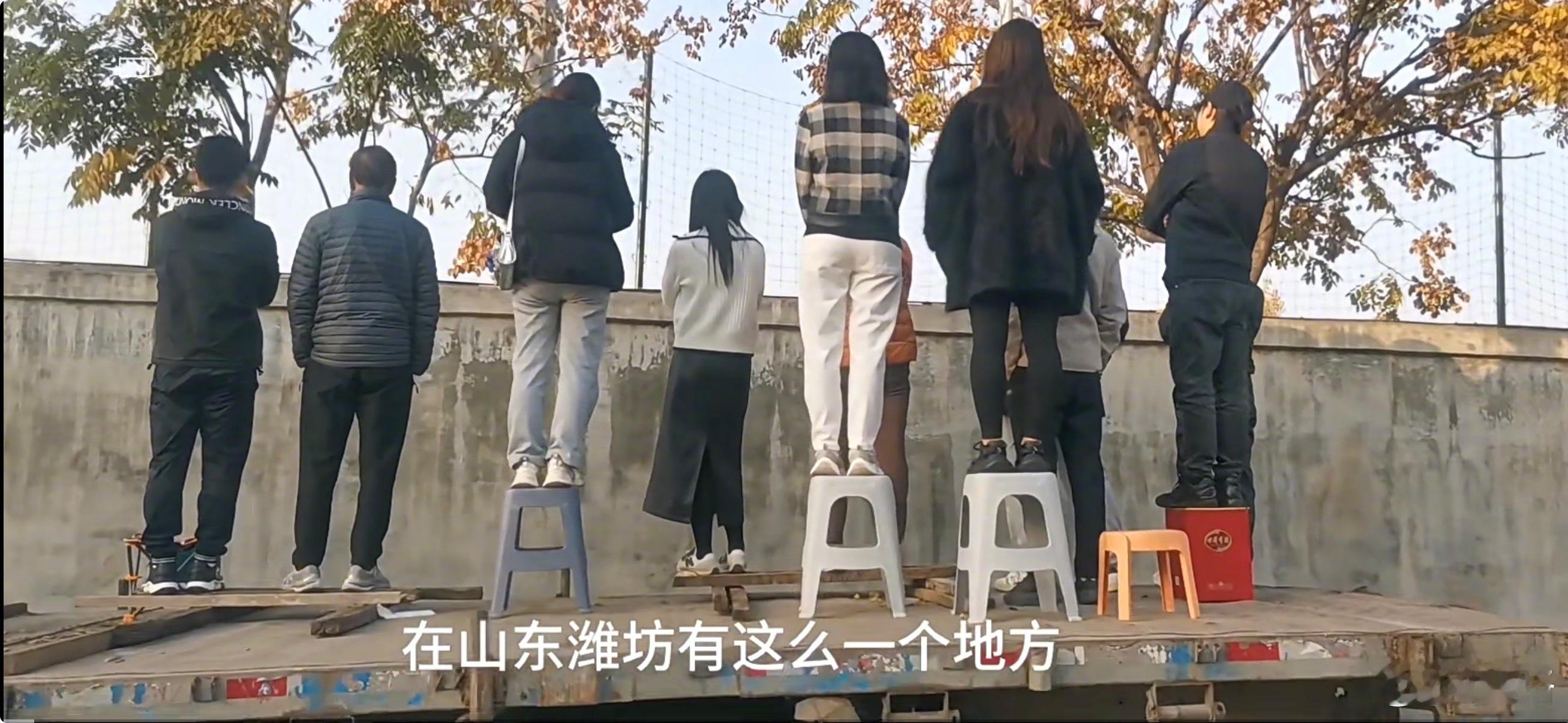 相比之下，凯凯妈妈还是比较幸运——比利亚雷尔允许家长进场看孩子训练。