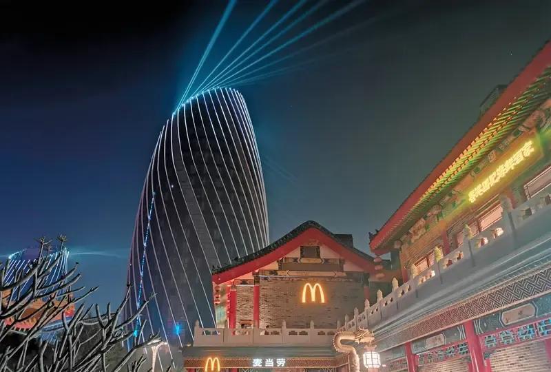 公司里的小李和小王这两位美女是极为要好的闺蜜。有一天，这两个闺蜜去逛商场，小李打