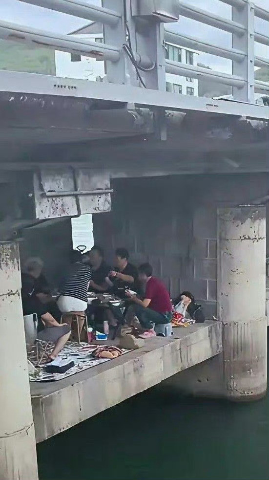 桥底下这些人到底是怎么进去的？​​​