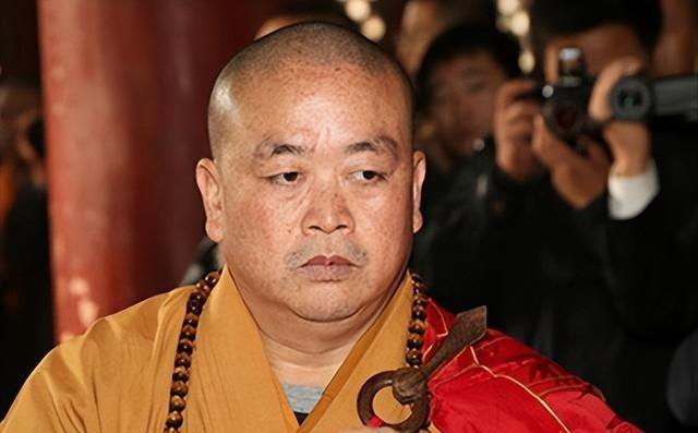袈裟下的资本有多惊人？释永信16岁出家，22岁执掌少林寺，身穿16万袈裟，花费4