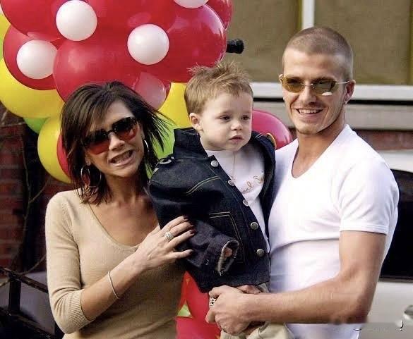 翻看贝克汉姆夫妇和大儿子过去的照片，夫妇两人对他净是宠溺。怎么说大布也是维多利亚