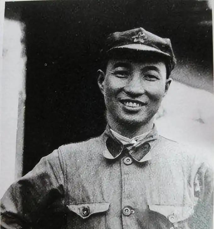 1949年10月，陈赓率部进入汕头。那时的他已经历过多年战火，身份和处境都与22