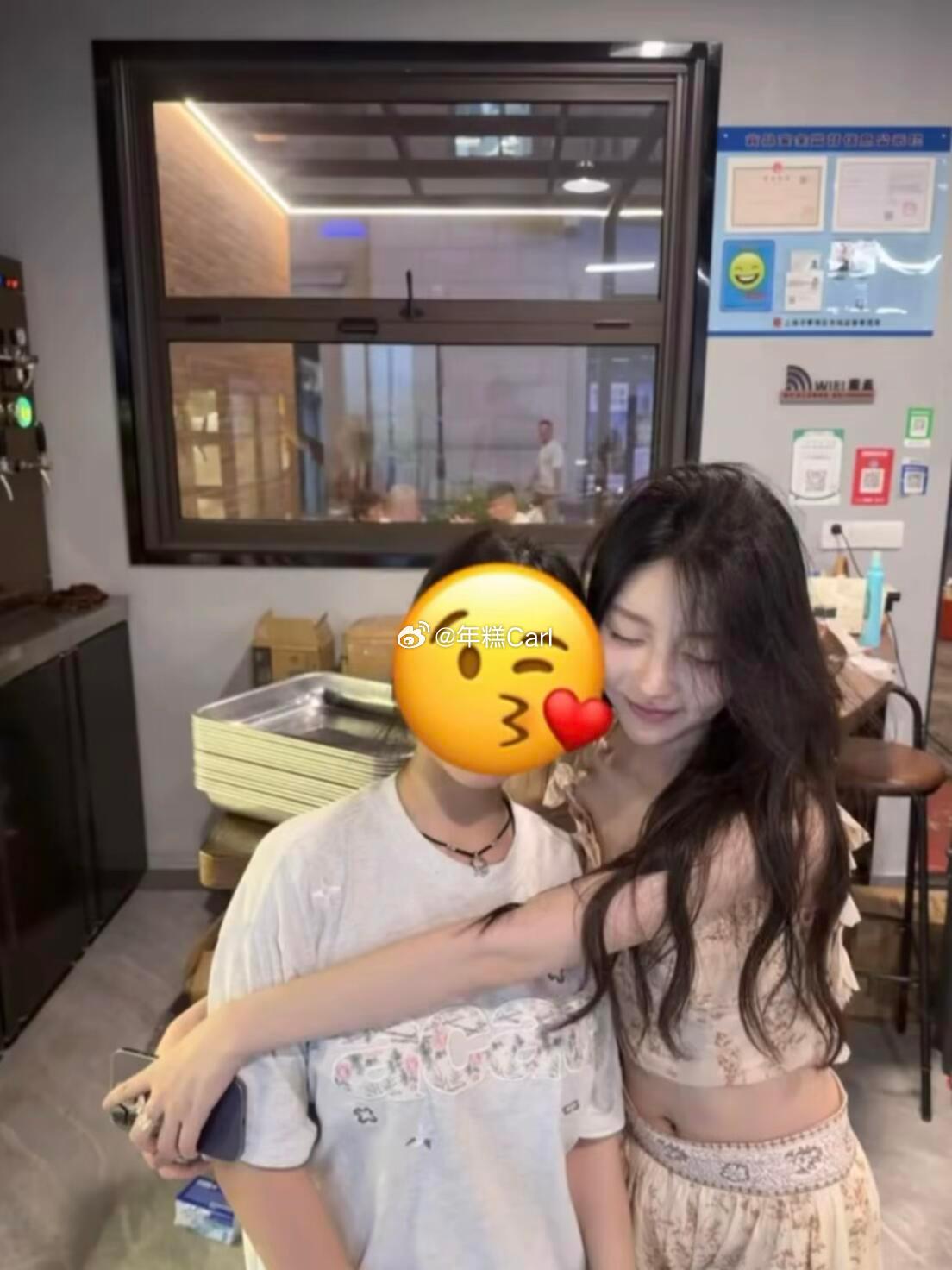 网友偶遇到柳柳线下真的好美，还贴贴抱抱了！感觉柳柳整个人都香香的