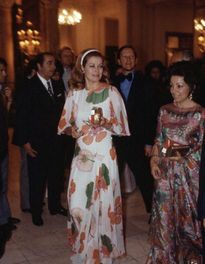 大概在70年代初期，摩纳哥王妃格蕾丝穿了一条像麻袋的白底大花裙子。其后借长女卡洛