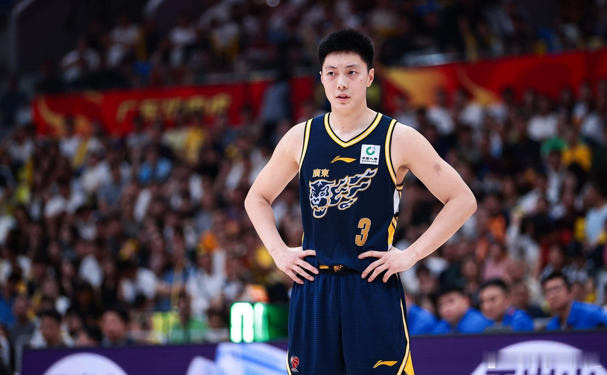 广东男篮这赛季估计要进不了八强了，面对广州男篮，竟然被打得毫无招架之力，胡明轩表