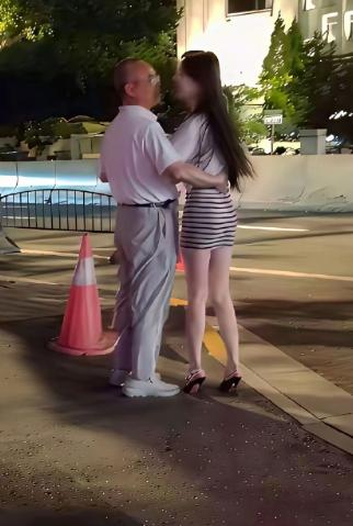 模糊的只是像素，但掩盖不住少女的容颜。这对父女的感情真的很好啊。