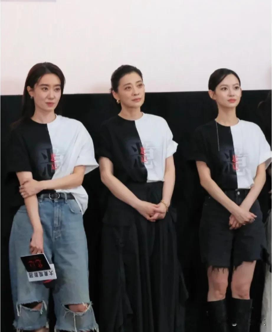 梅婷和张小斐年龄相仿吧，在最近的电影《恶意》里，她们二人饰演母女，梅婷演张小斐的