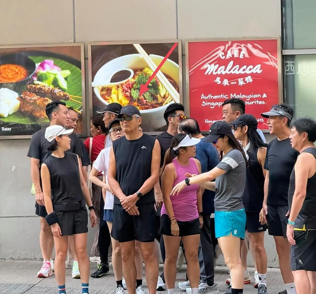 70岁周润发和一帮明星在香港街头跑步，他的身体好强壮，身子骨硬朗，状态太好了！
