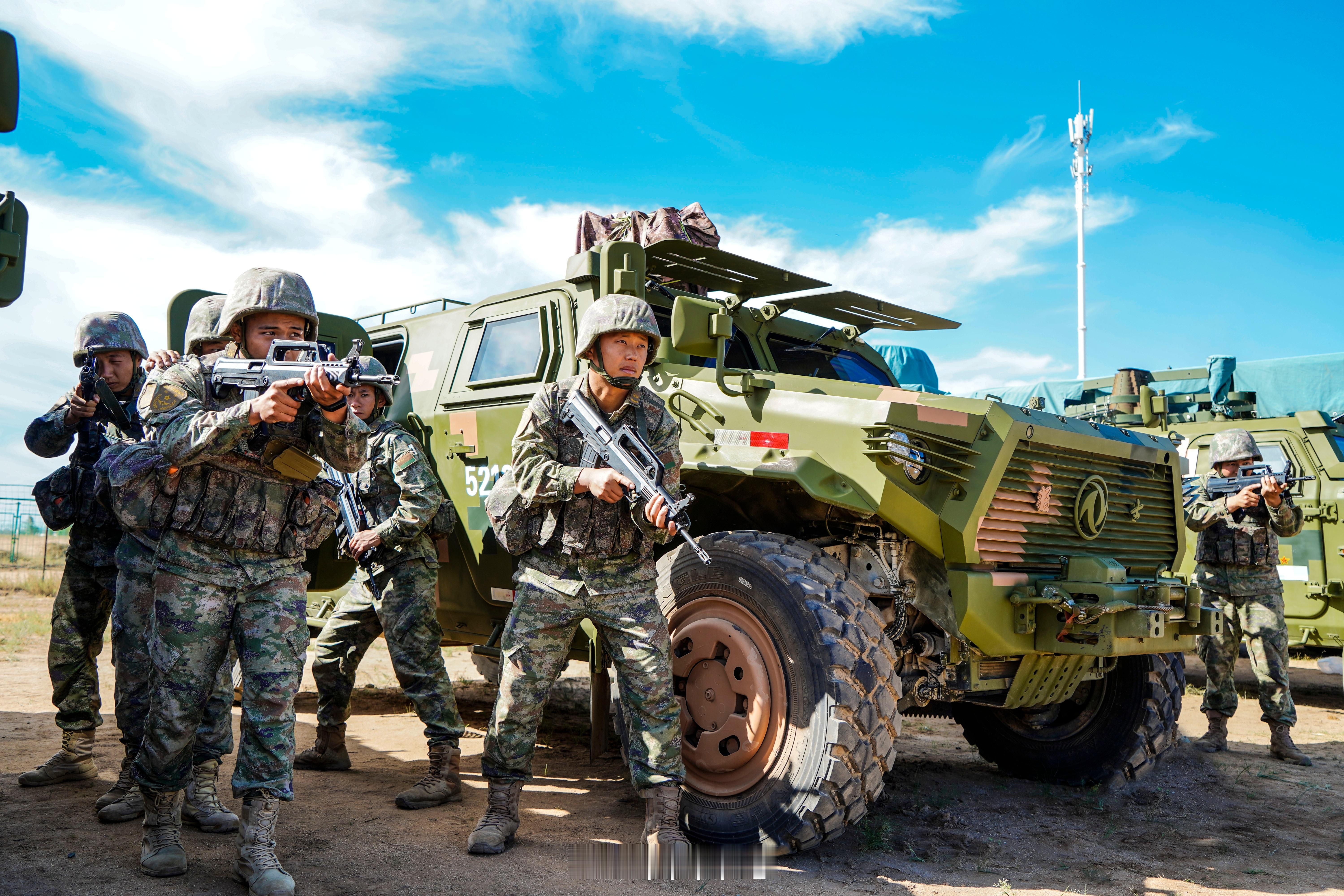 【战力拉满！侦察兵实战演练大片上新】近日，第82集团军某旅侦察分队开展实战化训练