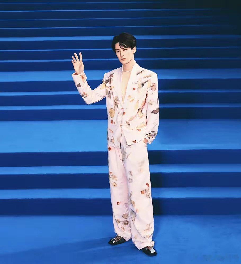 刷到关于檀健次身高的话题，忍不住想笑一声。内娱现在的审美是不是有点畸形？好像男演