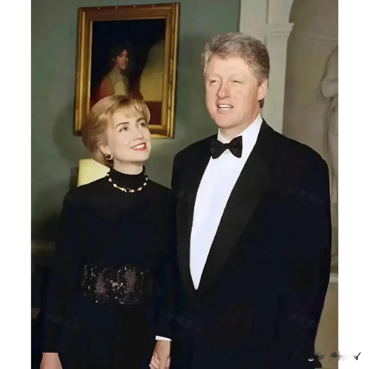 1992年，希拉里和丈夫克林顿在白宫，留下的美好瞬间。那时候希拉里满脸幸福！