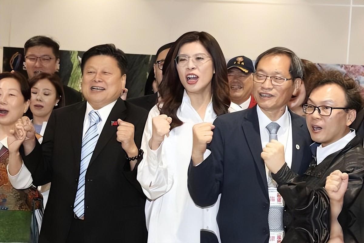台北的主场不去了，偏偏要跑到高雄？这几天，郑丽文缺席台北重要典礼的事闹得沸沸扬扬