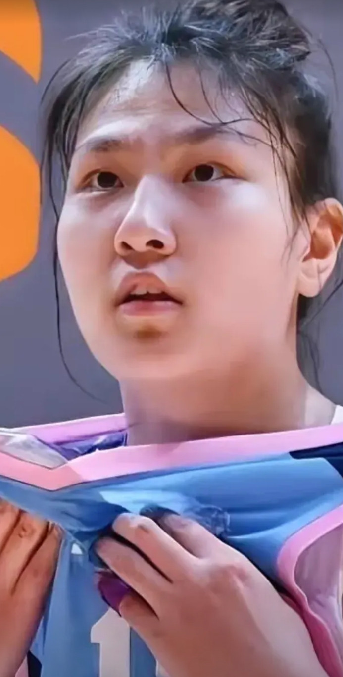 实话实说，中国女篮，李月汝的亲妹妹，李月乾，长得也挺可爱的，肉嘟嘟的脸蛋特别招人