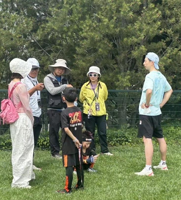 马龙今年又来陪两个儿子参加斯巴达小勇士赛活动了！与妻子夏露一起，一直在现场观看和