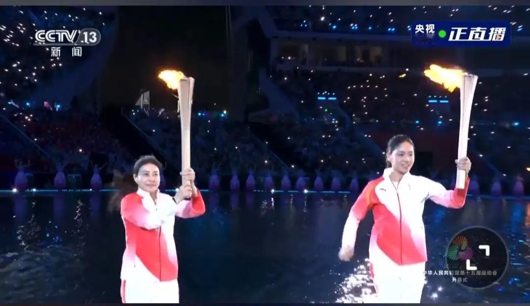 霍家又赢麻了！十五运会，79岁的霍震霆在香港金紫荆广场接过火炬，小跑传递给下