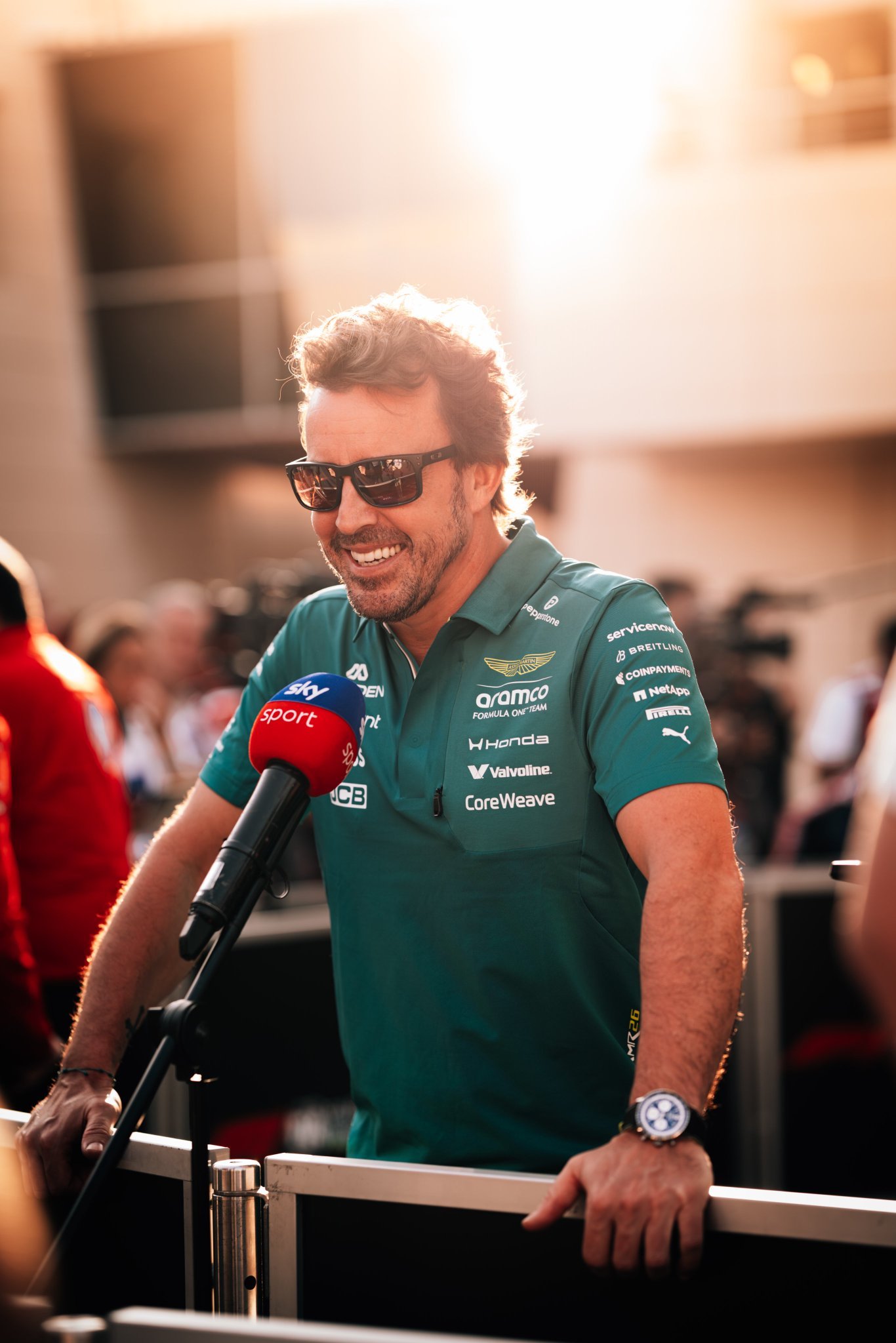 阿斯顿-马丁目前面临的不是单方面技术问题。这是阿隆索接受电视台采访给的回应：👇