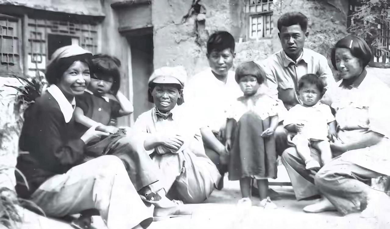黑白老照片分享。1945年，曾志怀抱着陶思亮，在延安与战友们在一起的一张珍贵合